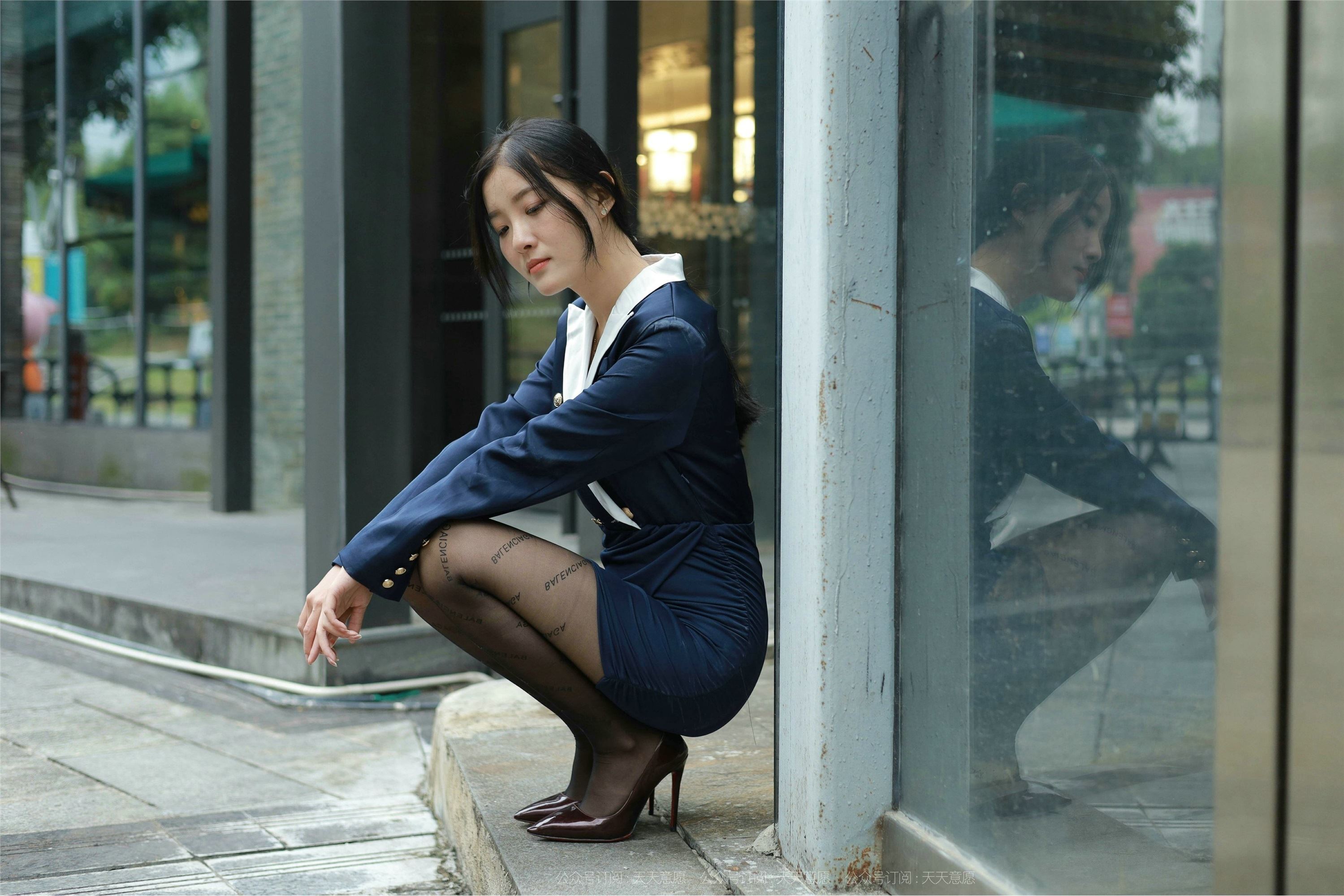 IESS异思趣向  2021.10.16 丝享家949：婉苹《OL姓感包臀裙》